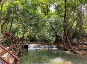 Completo, rio natural de água quente e piscinas
